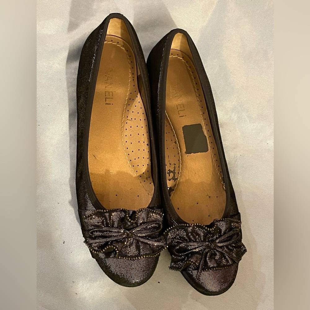 Size 8N VanEli flats! Has peeling due to tag removal and wear inside.